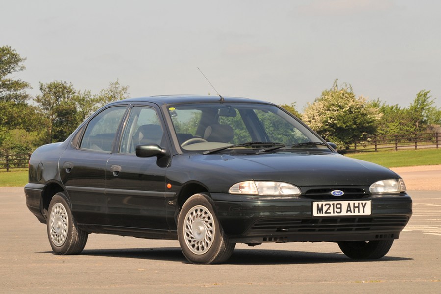 Ford Mondeo Mk1 in dark green