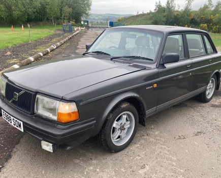 This well-presented 1988 Volvo 240 GLT Automatic comes with plenty of history and a long MoT until May 2025. It boasts a smart beige leather interior and is guided at a very reasonable £3750–4500.
