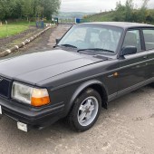 This well-presented 1988 Volvo 240 GLT Automatic comes with plenty of history and a long MoT until May 2025. It boasts a smart beige leather interior and is guided at a very reasonable £3750–4500.