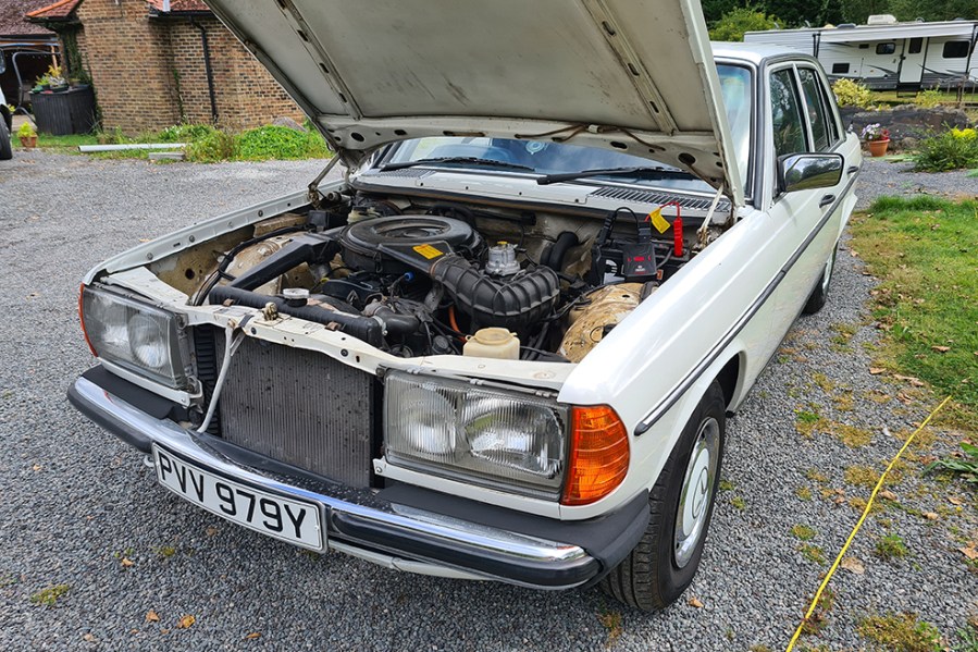 A sizeable, extremely flat and failing battery on Joe’s Mercedes was no problem for the RoadStart