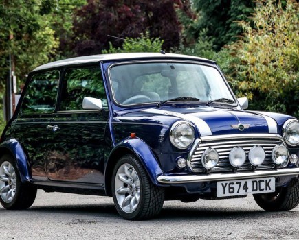 Registered in 2001, this Mini Cooper Sport is one of the last 500 classic Minis built – number 17, specifically. The Tahiti Blue example shows 62,672 miles and looks to be in excellent order, making the £14,000–17,000 guide an attractive one