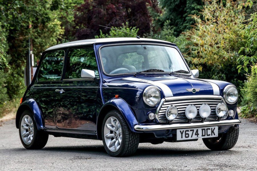 Registered in 2001, this Mini Cooper Sport is one of the last 500 classic Minis built – number 17, specifically. The Tahiti Blue example shows 62,672 miles and looks to be in excellent order, making the £14,000–17,000 guide an attractive one